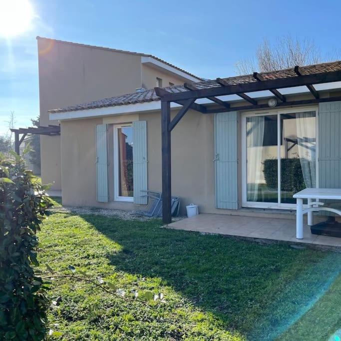 Maison Plain Pied Avec Climatisation Dans Une Residence Privee Avec Piscine Saint-Saturnin-lès-Avignon Zewnętrze zdjęcie