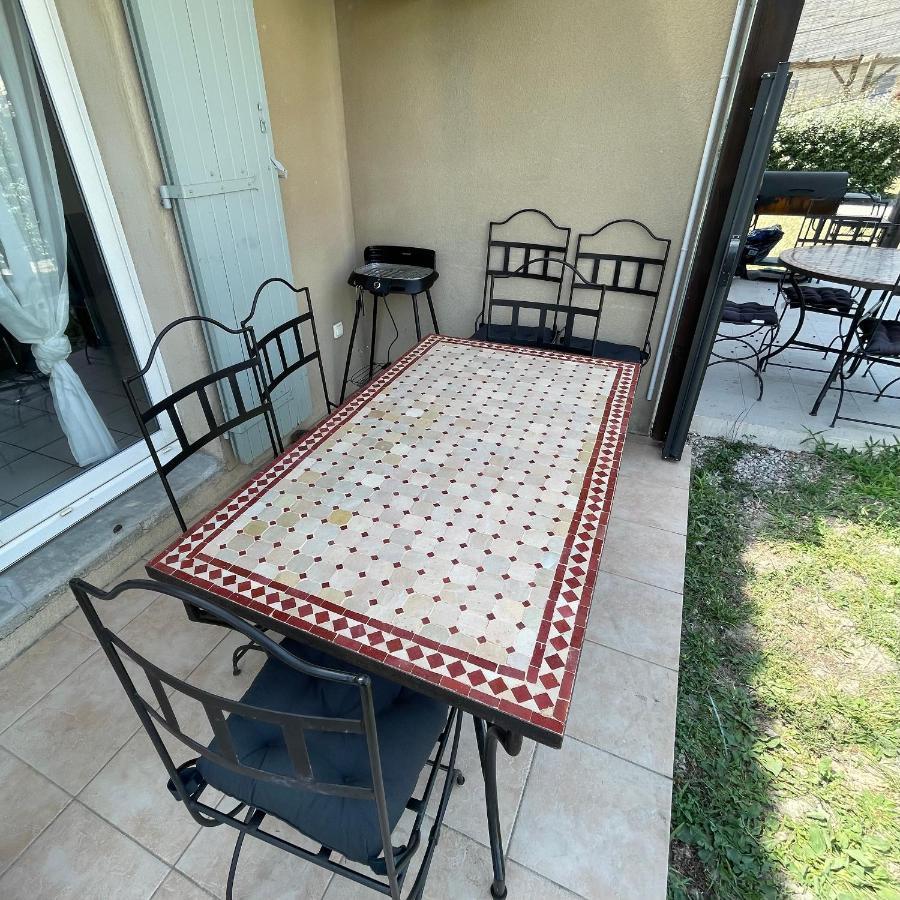 Maison Plain Pied Avec Climatisation Dans Une Residence Privee Avec Piscine Saint-Saturnin-lès-Avignon Zewnętrze zdjęcie